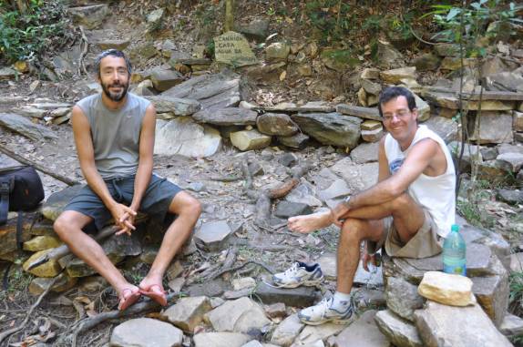 Tomando coragem para entrar nas águas frias da Cachoeira do Rosário, próxima à Pirenópolis - GO